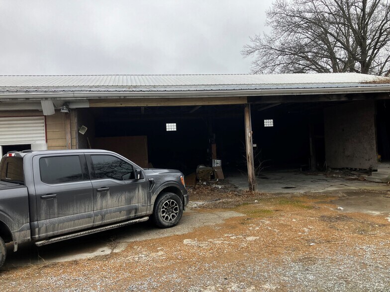 More Photos Of 221 N Main St, Benton Freestanding For Sale
