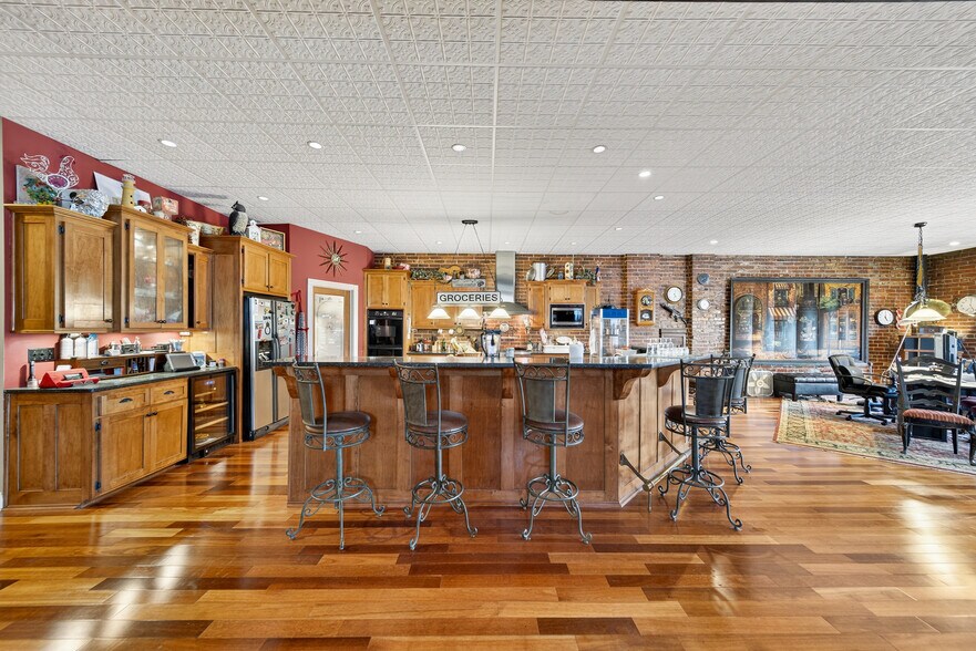 More Photos Of 109 7th Ave E, Springfield Flex For Sale