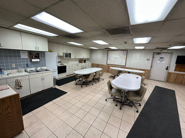 More Photos Of 625 44th St, Marion Distribution For Sale