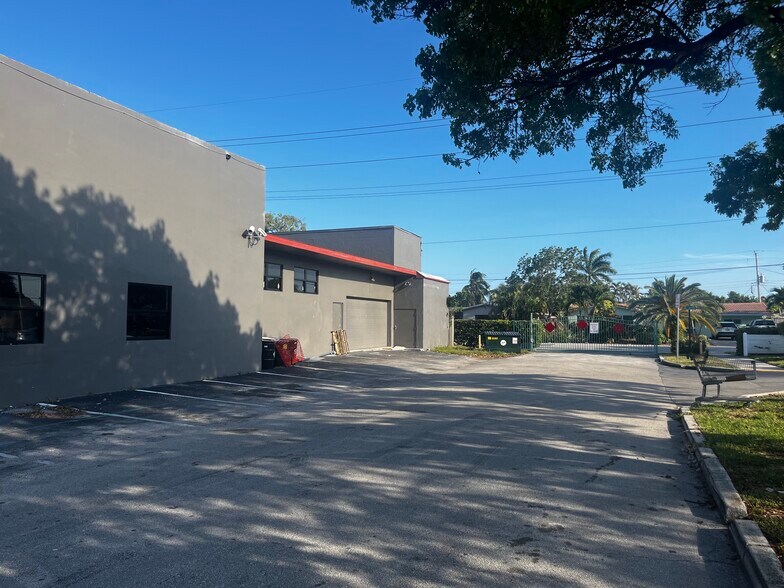 More Photos Of 1500 E Commercial Blvd, Fort Lauderdale Freestanding For Lease