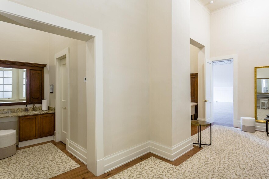 More Photos Of 12 Middlebrook Ave, Staunton Restaurant For Lease