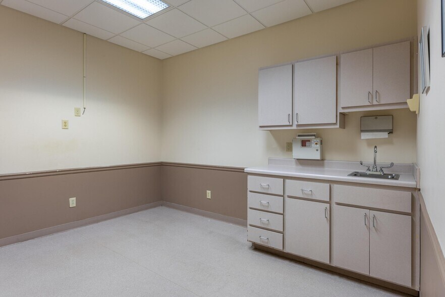 More Photos Of 1494 Stuart Rd NE, Cleveland Medical For Lease