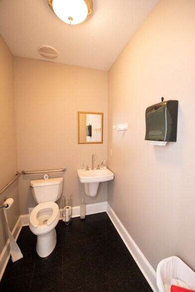 More Photos Of 385 Hawthorne Ln, Athens Medical For Lease