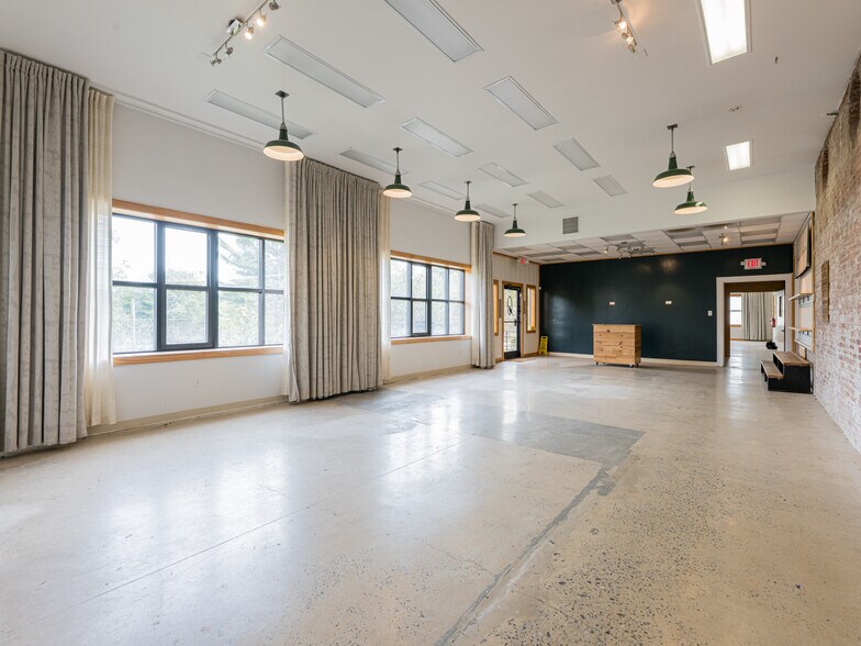 More Photos Of 701 Oriole Dr, Hendersonville Warehouse For Sale
