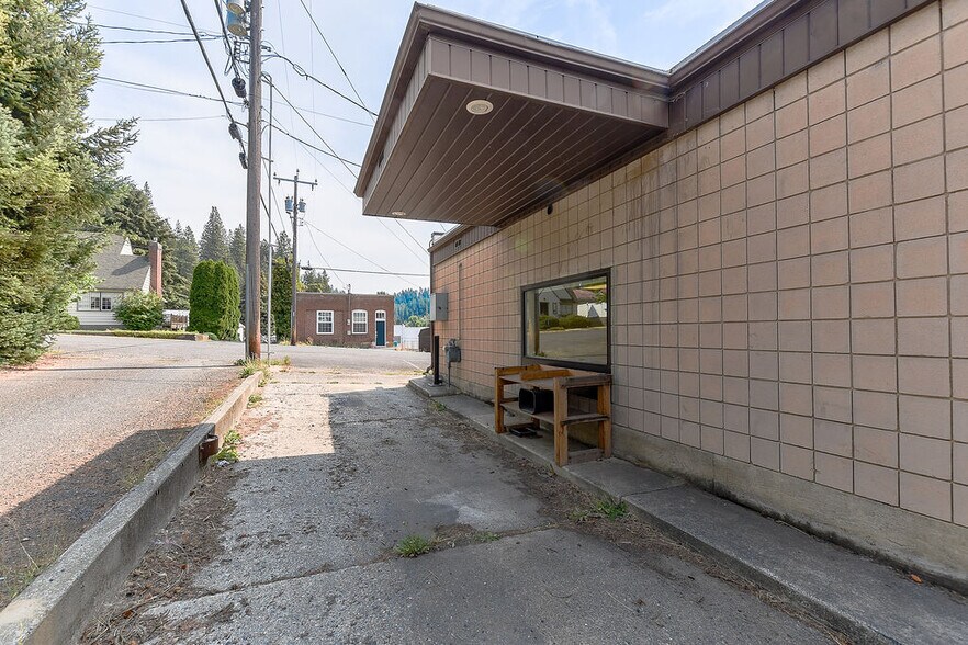 More Photos Of 424 S Main St, Troy Bank For Lease