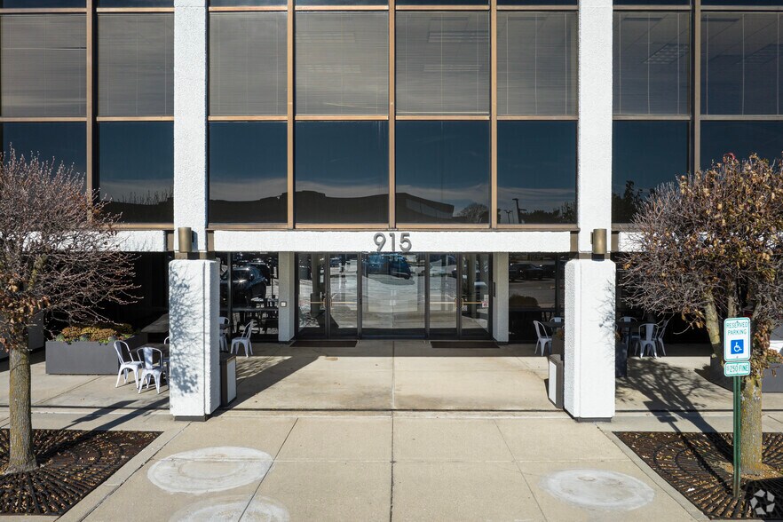 More Photos Of 915 Harger Rd, Oak Brook Office For Lease