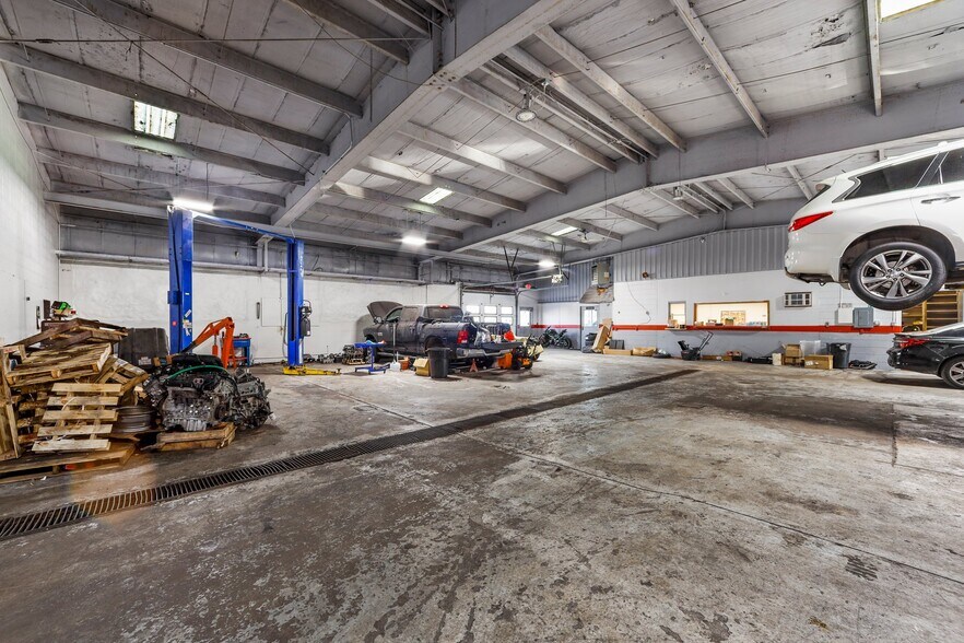 More Photos Of 515 E Wisconsin St, Portage Auto Dealership For Sale