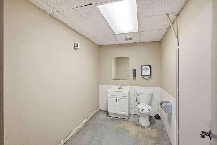 More Photos Of 2110 Mannix Dr, San Antonio Light Distribution For Lease