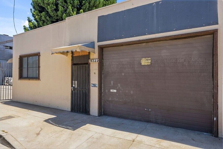 More Photos Of 14222-14226 Aetna St, Van Nuys Warehouse For Lease