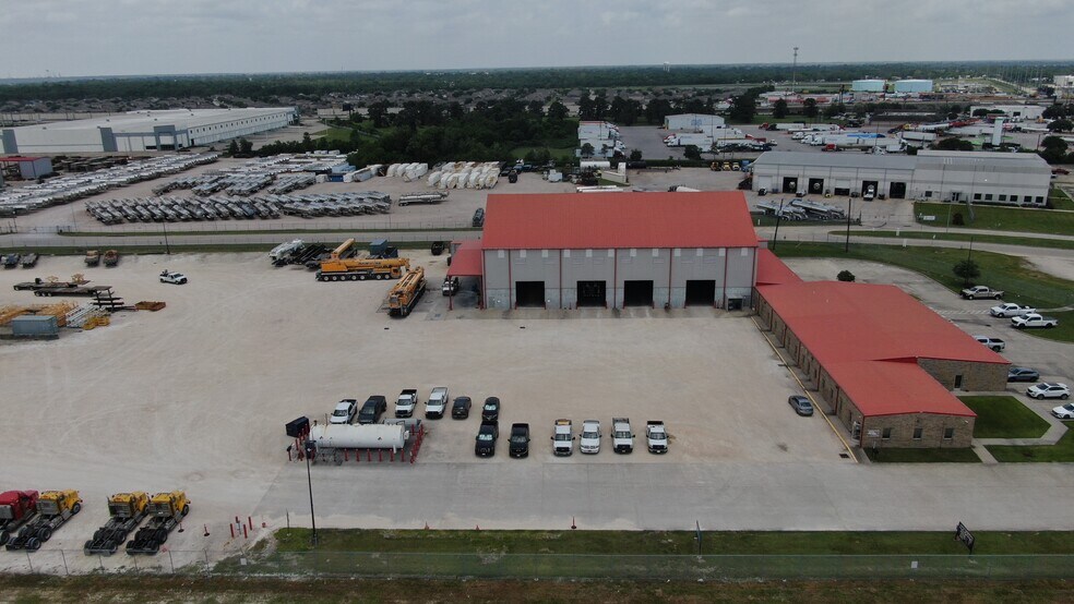 More Photos Of 6327 Thompson Rd, Baytown Truck Terminal For Lease