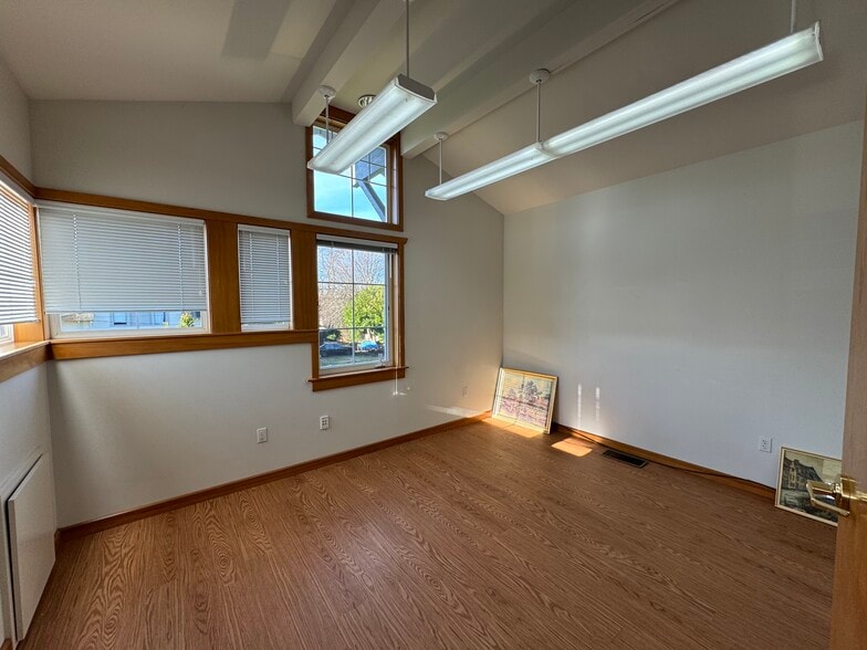 More Photos Of 301 W Blackburn Rd, Mount Vernon Office For Lease
