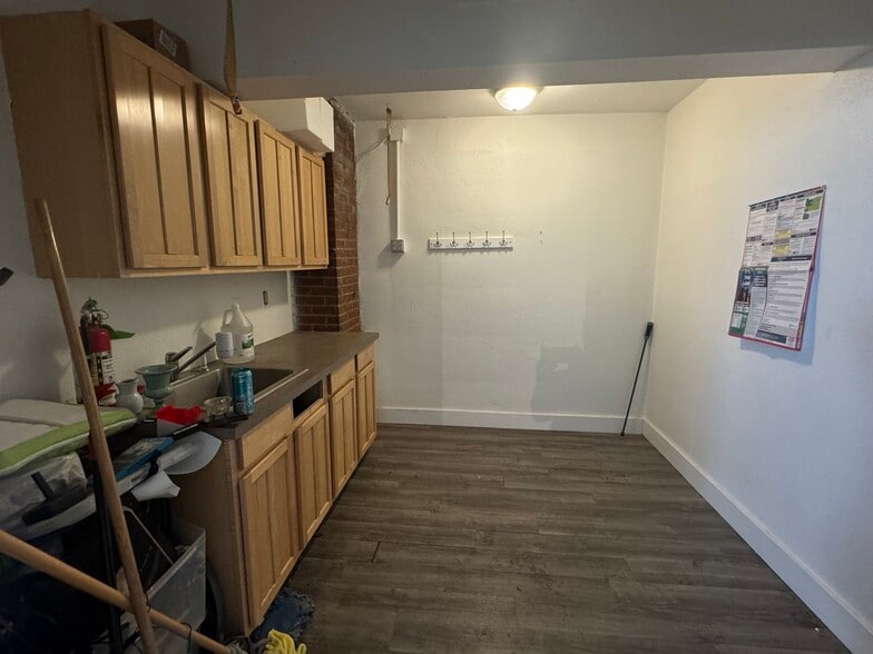 More Photos Of 1033-1037 SE Ash St, Portland Office For Lease