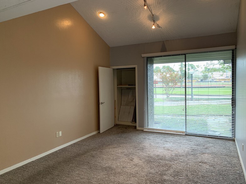 More Photos Of 14339 Torrey Chase Blvd, Houston Loft Creative Space For Lease