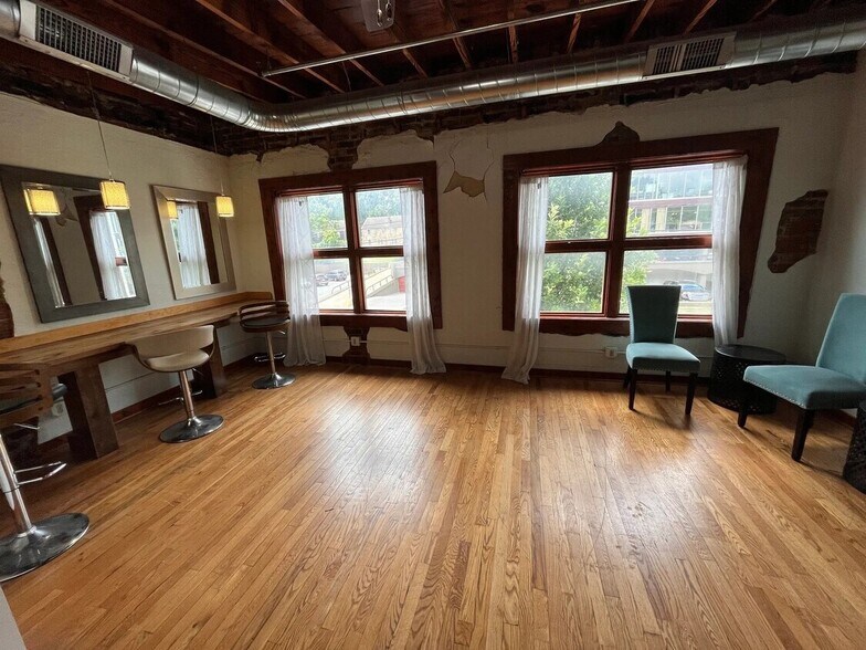 More Photos Of 624 E 63rd St, Kansas City Storefront Retail Office For Lease