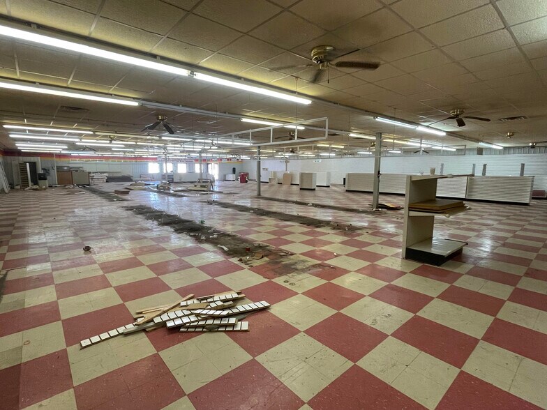 More Photos Of 310 Richmond Rd N, Berea Storefront For Sale