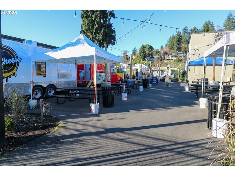 More Photos Of 790 N Bayshore Dr, Coos Bay Freestanding For Sale