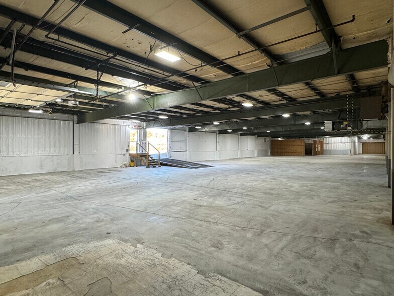 More Photos Of 6704 Pingree Rd, Crystal Lake Manufacturing For Lease