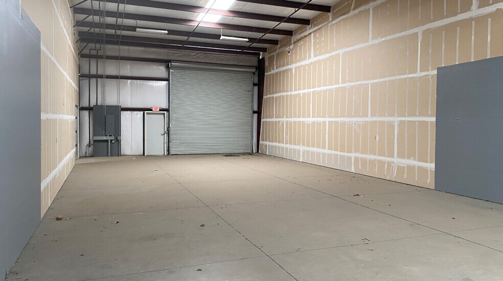 More Photos Of 1500 Enterprise Dr, Lemoore Warehouse For Lease