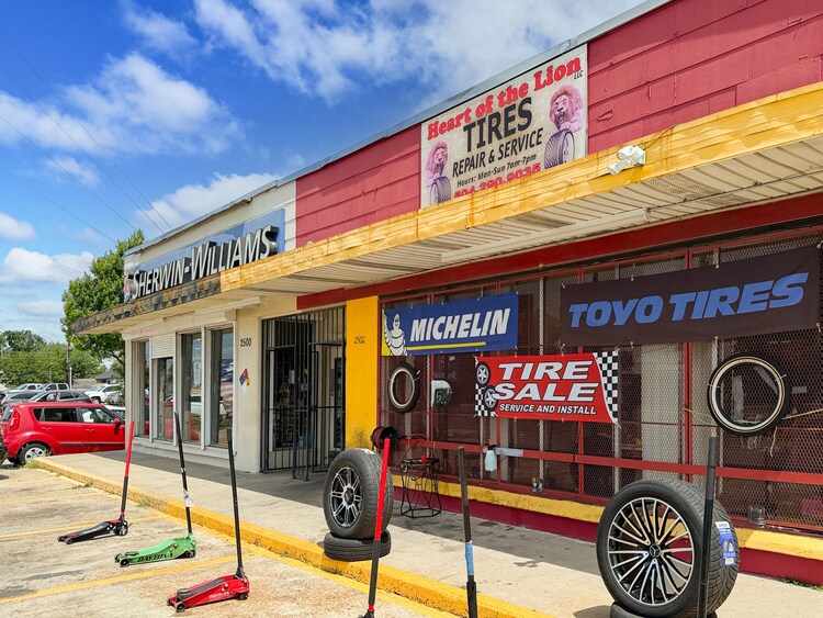More Photos Of 2500 Airline Dr, Kenner Storefront For Lease