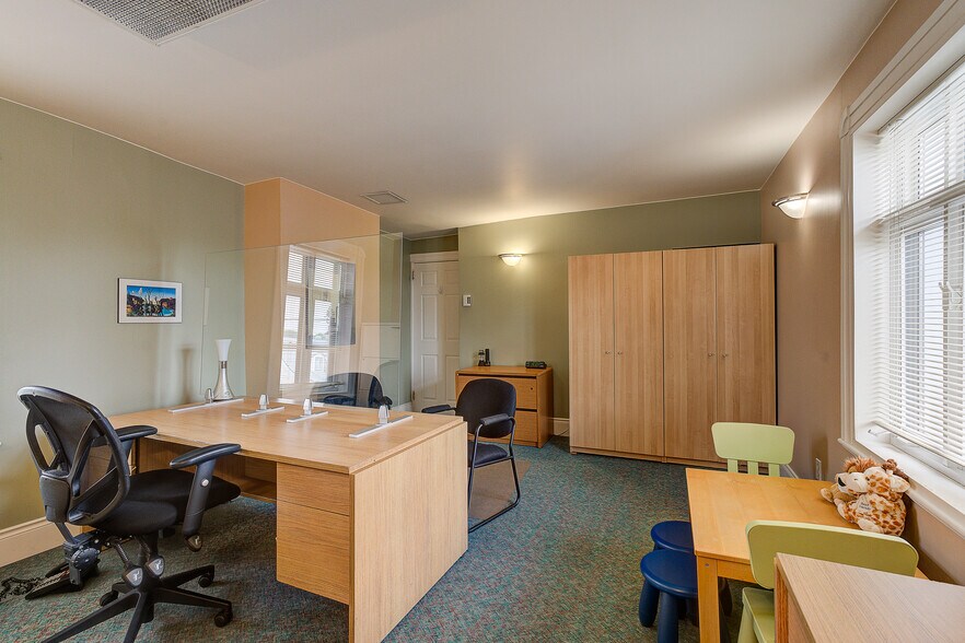 More Photos Of 415 Rue Du Village, Repentigny Office For Sale