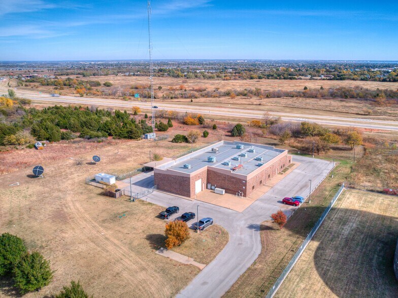 More Photos Of 9802 N Morgan Rd, Yukon Office For Sale