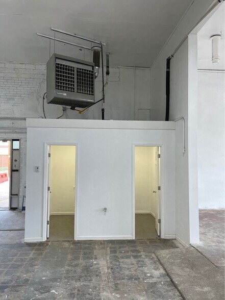 More Photos Of 210 Chestnut St, Sterling Showroom For Lease