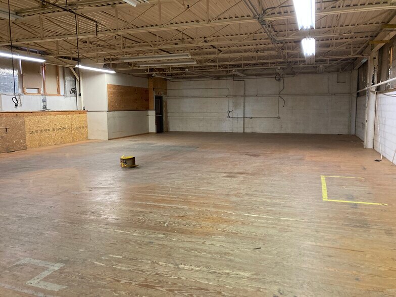 More Photos Of 221 S 31st St, Kenilworth Warehouse For Lease
