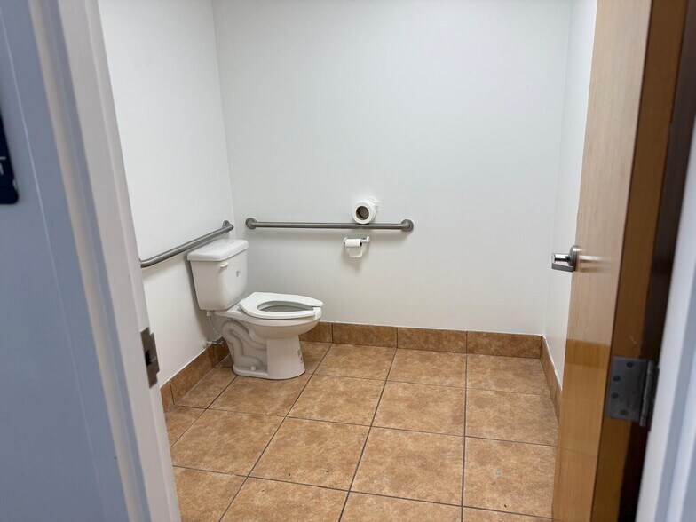 More Photos Of 1418 N Semoran Blvd, Orlando Freestanding For Lease