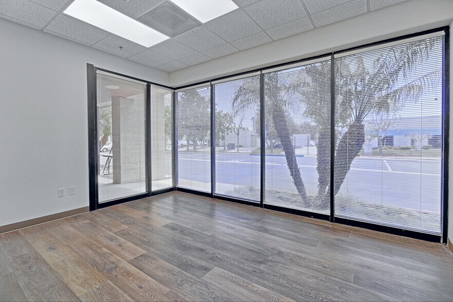 More Photos Of 4483 McGrath St, Ventura Service For Lease