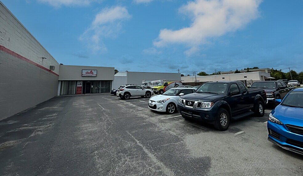 More Photos Of 1723-1729 George Washington Mem Hwy, Yorktown Warehouse For Lease