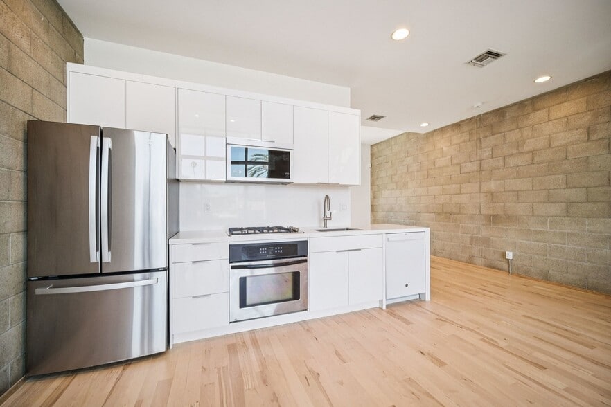 More Photos Of 717 N Highland Ave, Los Angeles Flex For Sale
