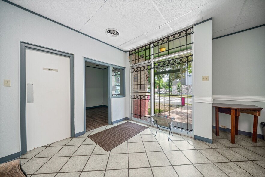 More Photos Of 201 W Poplar St, San Antonio Medical For Sale