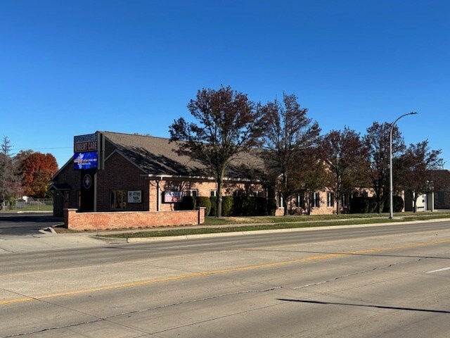 Primary Photo Of 21929-21931 E 9 Mile Rd, Saint Clair Shores Hospital For Lease