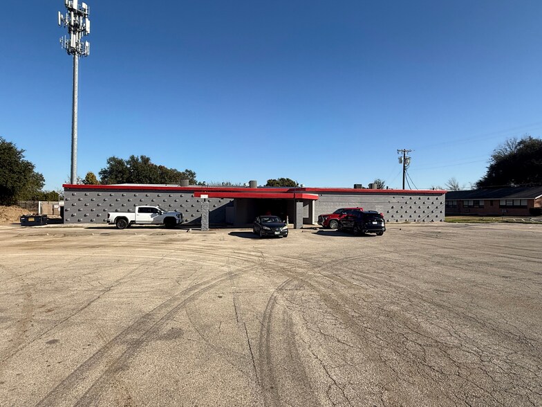 More Photos Of 2020 Saturn Rd, Garland Freestanding For Sale