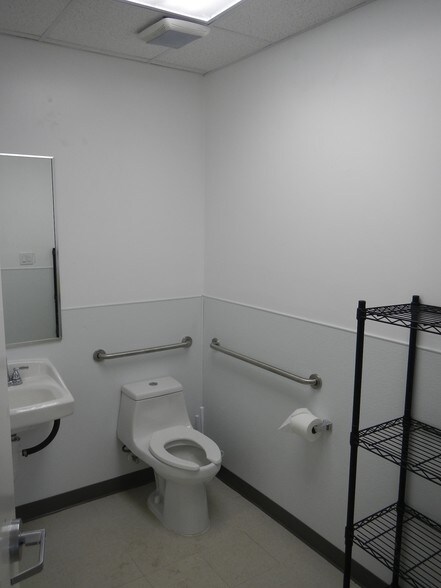 More Photos Of 6734 Larkwood Dr, Houston Freestanding For Lease