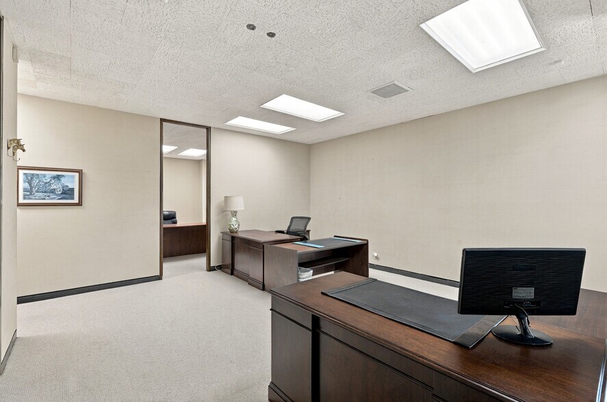 More Photos Of 420 Baltimore Ave, San Antonio Office For Sale