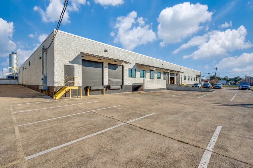 More Photos Of 2977 Congressman Ln, Dallas Distribution For Sale