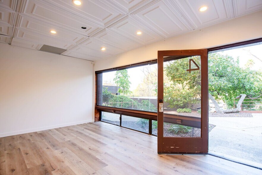 More Photos Of 29350 Pacific Coast Hwy, Malibu Office For Sale