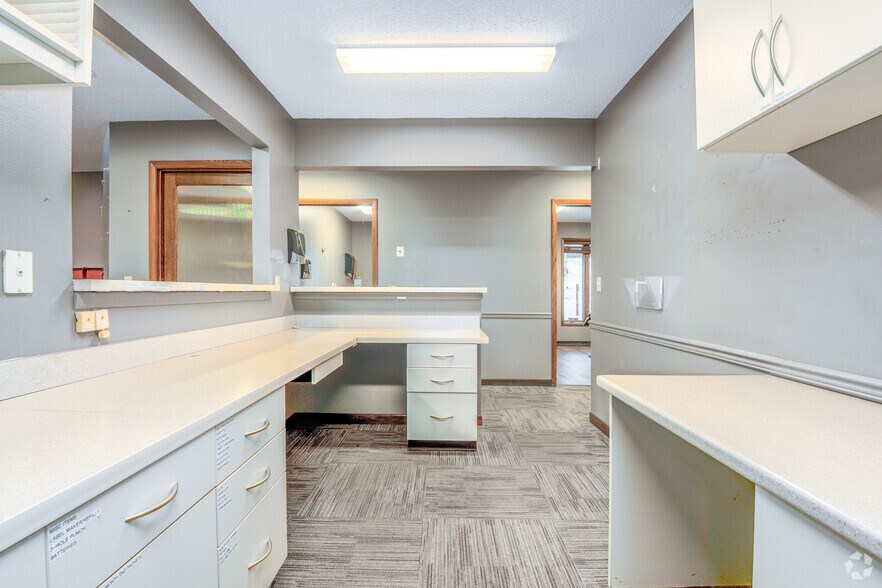 More Photos Of 200-202 S Cherry St, Wittenberg Medical For Sale