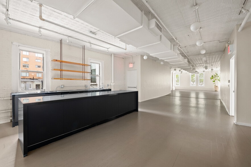 More Photos Of 109 W 17th St, New York Storefront Retail Office For Lease