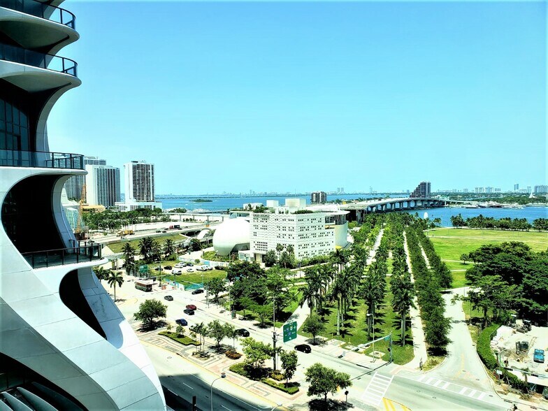 More Photos Of 990 Biscayne Blvd, Miami Apartments For Lease