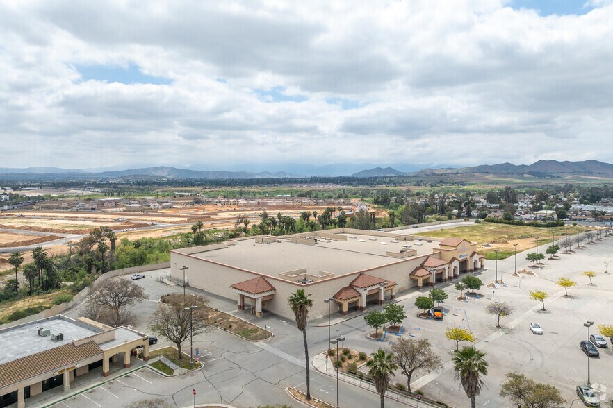 More Photos Of 8310 Limonite Ave, Riverside Supermarket For Lease