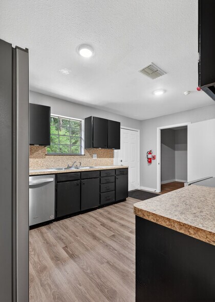 More Photos Of 109 Jasper Dr, Marshall Office For Sale