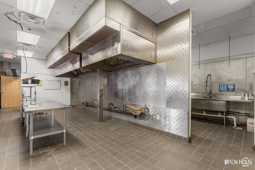 More Photos Of 3001-3007 Garnett Ave, Wichita Falls General Retail For Lease