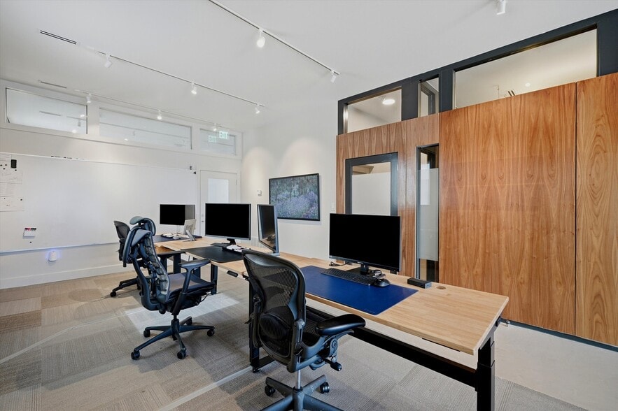 More Photos Of 118 W Chestnut St, Denison Office For Sale