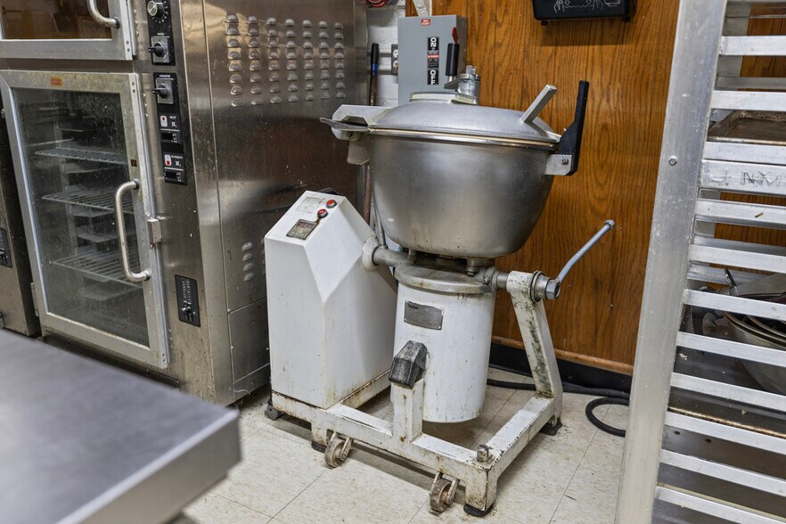 More Photos Of 114 E Lincoln Ave, Mc Donald Storefront For Lease