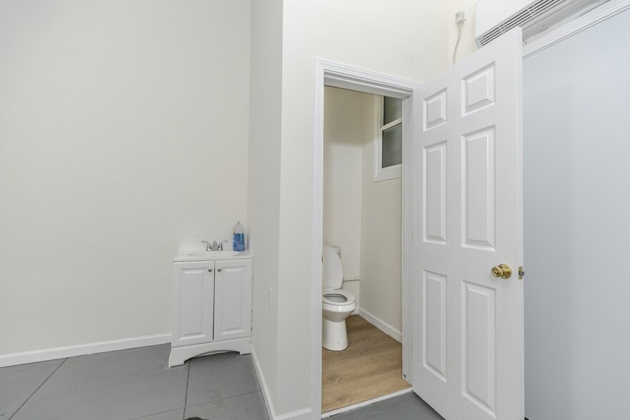 More Photos Of 5865-5871 Melrose Ave, Los Angeles Storefront Retail Office For Lease