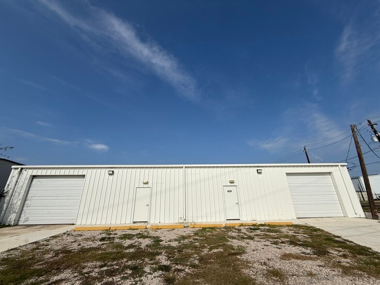 More Photos Of 6229 Dixie Dr, Houston Warehouse For Lease