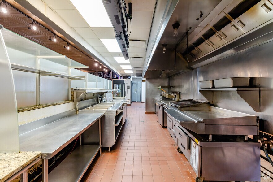 More Photos Of 551 S 8th St, West Dundee Restaurant For Sale