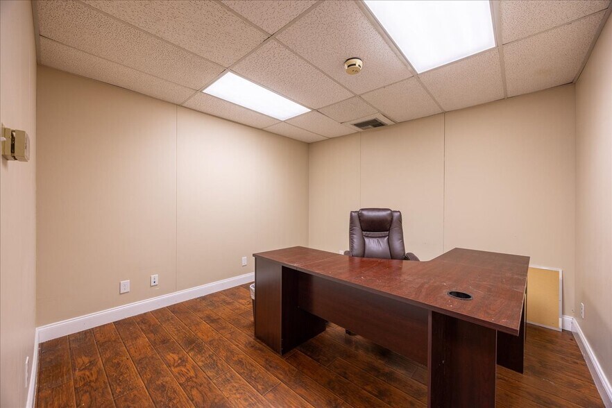 More Photos Of 812 Lexington Dr, Plano Office For Sale